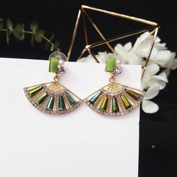 Jewelry - NEW dream shell earrings